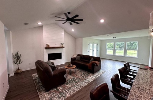 Burneyville Casa | Modern Rustic 3-Bedroom Retreat in Falconhead ✨ Highlights t t3 spacious bedrooms/2 full baths t tModern rustic décor throughout t tOpen-concept living & kitchen t tLocated in Falconhead community t tIdeal for mid-term stays (30+