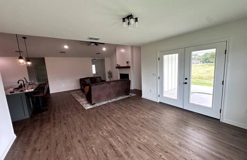 Burneyville Casa | Modern Rustic 3-Bedroom Retreat in Falconhead ✨ Highlights t t3 spacious bedrooms/2 full baths t tModern rustic décor throughout t tOpen-concept living & kitchen t tLocated in Falconhead community t tIdeal for mid-term stays (30+