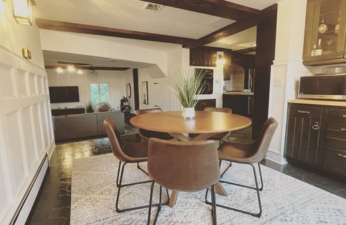 Wells Bridge Chalet De Esquí | Modern Rustic 5 Bedroom Home In the Foothills of the Catskills Mountains. 5 ⭐️