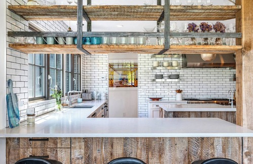 Bridgehampton Casa | Modern Rustic Bridgehampton Escape with Pool, Hot Tub, Gym & Stylish Interiors