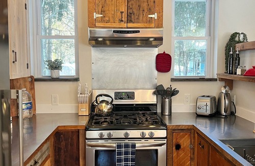 Ithaca Casa | Modern Rustic Retreat- King bed, hot tub, wineries, waterfalls, hiking, Cornell