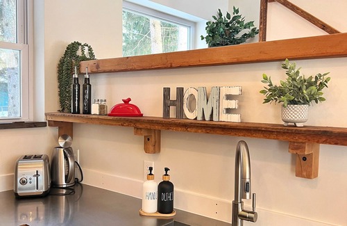 Ithaca Casa | Modern Rustic Retreat- King bed, hot tub, wineries, waterfalls, hiking, Cornell