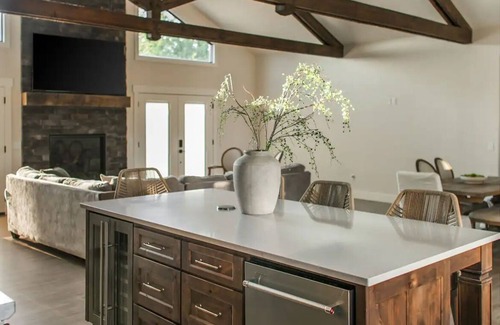 Strafford Casa | Modern Rustic Retreat, Spacious 6 Bedroom Home on 33acres with Private Pond
