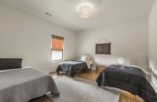 Strafford Casa | Modern Rustic Retreat, Spacious 6 Bedroom Home on 33acres with Private Pond