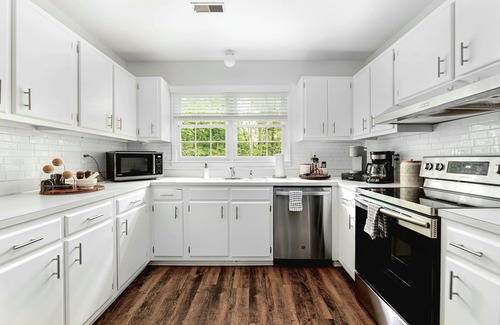 Charlotte Casa | Modern/Rustic style Ranch in South CLT w King en Suite, Fenced In, Large Deck!