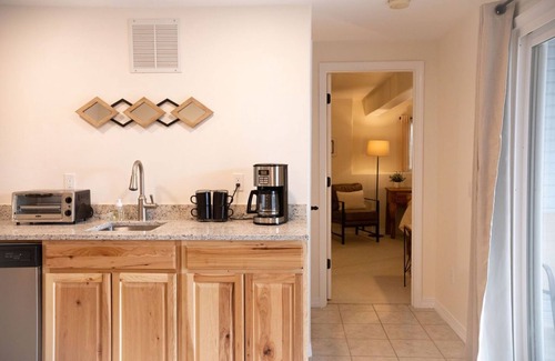 Briargate Apartamento | Modern Rustic Retreat - gorgeous, private walkout