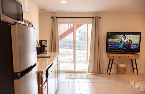 Briargate Apartamento | Modern Rustic Retreat - gorgeous, private walkout