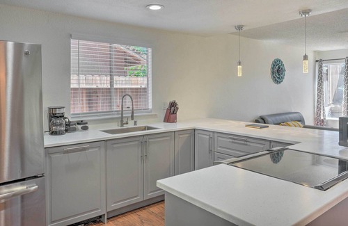 Sacramento Casa | Modern Sacramento Home w/ Yard: 12 Mi to Dtwn