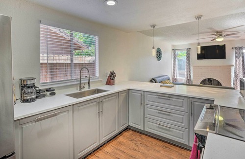 Sacramento Casa | Modern Sacramento Home w/ Yard: 12 Mi to Dtwn