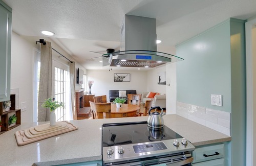 Little Pocket Casa | Modern Sacramento Townhome w/ Patio!