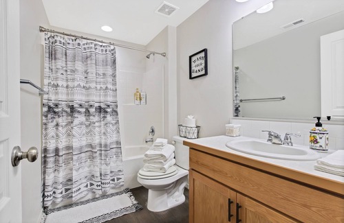 Caldwell Casa | Modern Sage Farmhouse Private 3 bedroom home