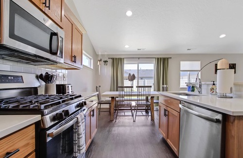 Caldwell Casa | Modern Sage Farmhouse Private 3 bedroom home