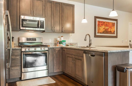 Dillon Condominio | Modern Sail Lofts: Walk to the Lake, Marina and Dining, Enjoy the Scenic Mountain and Lake Views!