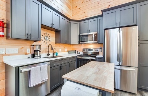 Wolf Run Cabina | Modern Salineville Cabin on 13 Acres w/ Fire Pit!