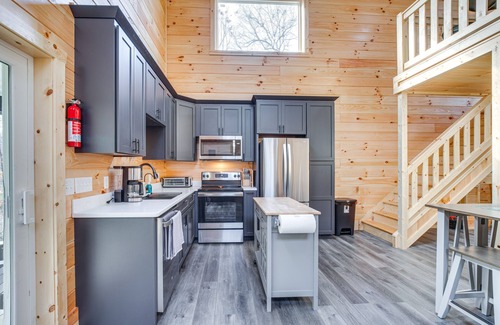 Wolf Run Cabina | Modern Salineville Cabin on 13 Acres w/ Fire Pit!