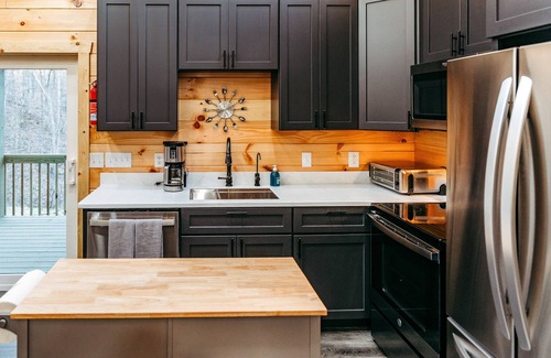 Wolf Run Cabina | Modern Salineville Cabin on 13 Acres w/ Fire Pit!