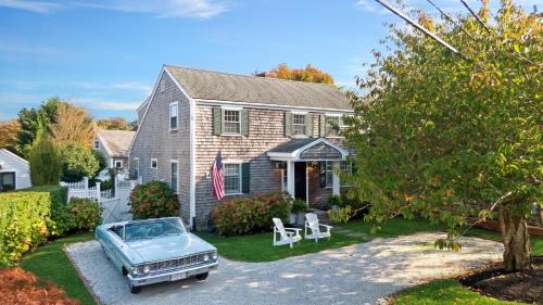 Edgartown Casa | Modern Saltbox in Edgartown Village