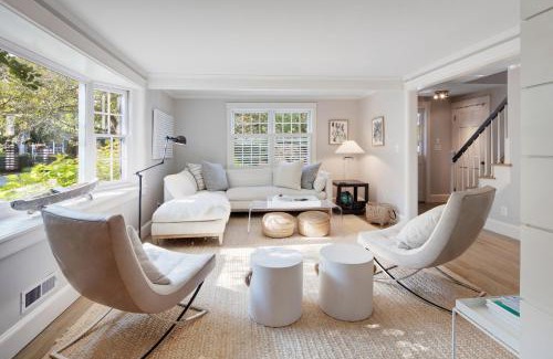 Edgartown Casa | Modern Saltbox in Edgartown Village