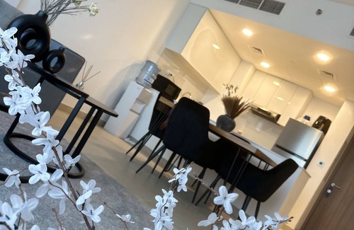 Sharjah Apartamento | Modern sanctuary with pool and gym access in downtown aljada