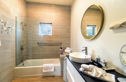 Santa Fe Apartamento | Modern Santa Fe Baca Railyard Apartment with Terrace