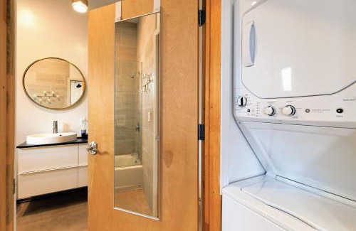 Santa Fe Apartamento | Modern Santa Fe Baca Railyard Apartment with Terrace