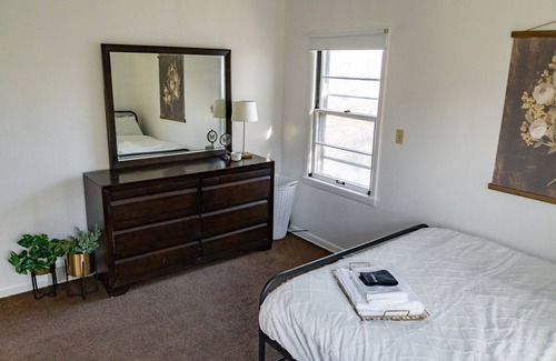 Northwest Akron Apartamento | Modern Scandinavian Nest with cozy beds and fast WiFi