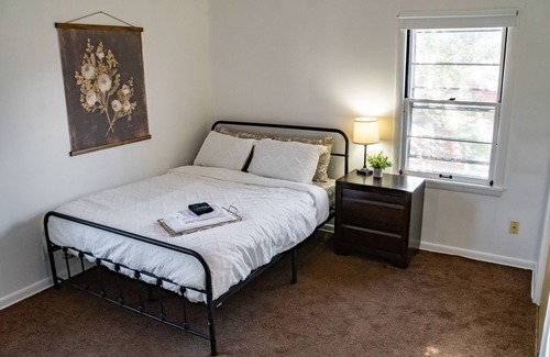 Northwest Akron Apartamento | Modern Scandinavian Nest with cozy beds and fast WiFi