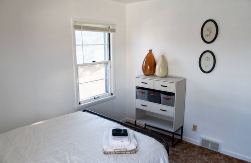 Northwest Akron Apartamento | Modern Scandinavian Nest with cozy beds and fast WiFi