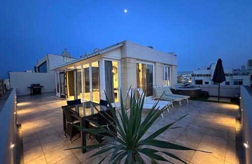 Tower Road Apartamento | Modern Seaside Penthouse Jacuzzi BBQ Sun Deck