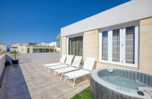Tower Road Apartamento | Modern Seaside Penthouse Jacuzzi BBQ Sun Deck