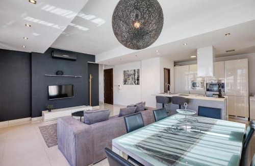 Tower Road Apartamento | Modern Seaside Penthouse Jacuzzi BBQ Sun Deck