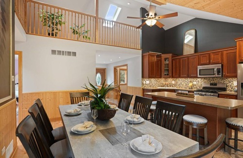 Necedah Cabina | Modern, secluded luxury cabin near Castle Rock & Petenwell Lakes + Wisc. Dells