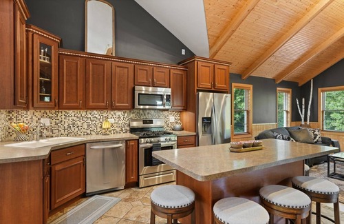 Necedah Cabina | Modern, secluded luxury cabin near Castle Rock & Petenwell Lakes + Wisc. Dells