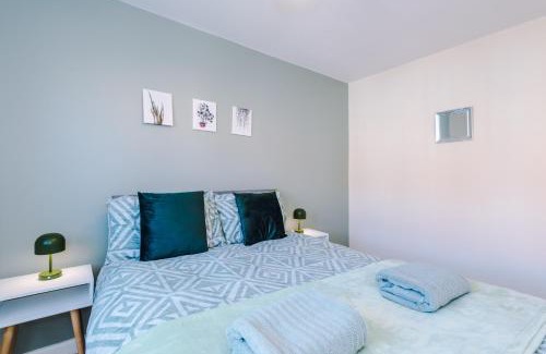 Ewloe Casa | Modern Semi detached in a quiet location, Driveway parking