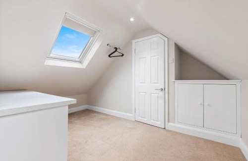 Epsom Apartamento | Modern Serenity in Langley Vale