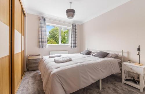 Epsom Apartamento | Modern Serenity in Langley Vale