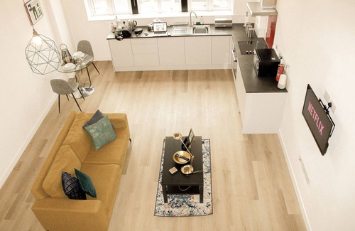 West Bromwich Apartamento | Modern Serviced Duplex Apartments by Repose