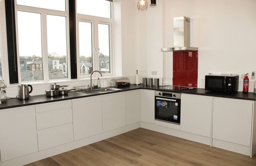 West Bromwich Apartamento | Modern Serviced Duplex Apartments by Repose