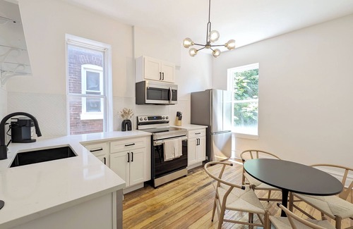 Shaw Casa | Modern Shaw Retreat -Office, Family, & Pet Friendly Walkable to Tower Grove Park