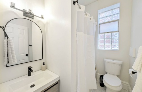 Shaw Casa | Modern Shaw Retreat -Office, Family, & Pet Friendly Walkable to Tower Grove Park