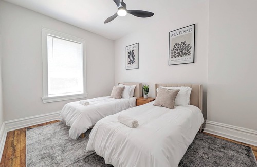 Shaw Casa | Modern Shaw Retreat -Office, Family, & Pet Friendly Walkable to Tower Grove Park