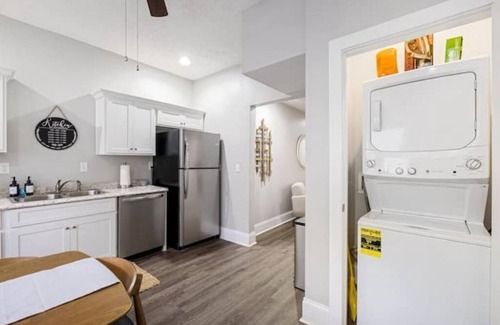 Shelby Park Casa | Modern Shelby Park House|3 King Bedrooms|Backyard