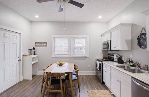 Shelby Park Casa | Modern Shelby Park House|3 King Bedrooms|Backyard