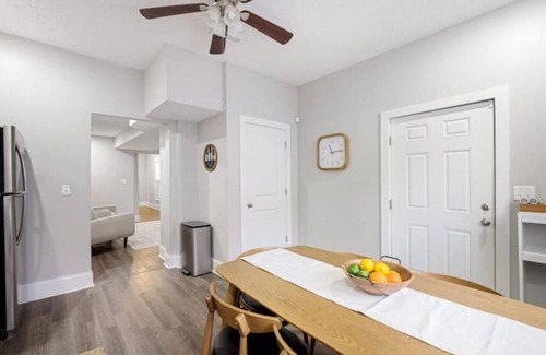 Shelby Park Casa | Modern Shelby Park House|3 King Bedrooms|Backyard