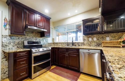Edenvale Casa | Modern Single Family House With Large Backyard