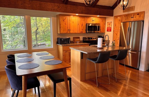 Pedlars Edge Casa | Modern Ski-In/Ski-Out Retreat – 3BR/2BA, Step-Free Entry