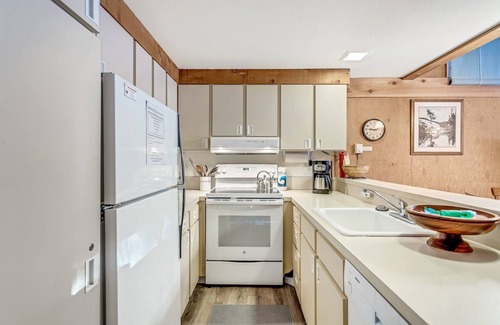 Bear Valley Condominio | Modern & Sleek Condo - Creekside #110 by Bear Valley Vacation Rentals