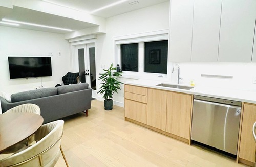 Upper Beaches Apartamento | Modern smart apartment steps to beach and shops