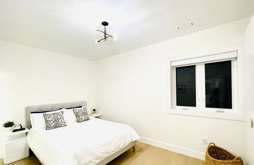Upper Beaches Apartamento | Modern smart apartment steps to beach and shops