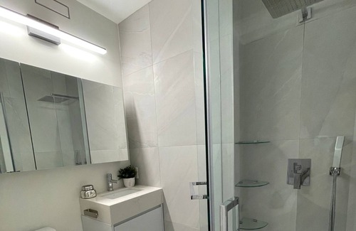 Upper Beaches Apartamento | Modern smart apartment steps to beach and shops